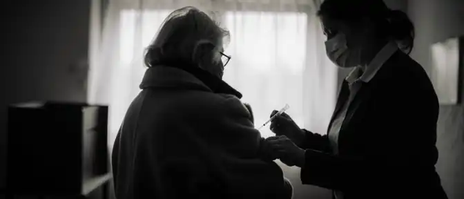 В Буинском районе 96-летняя Нина Ефремова решила сделать прививку от гриппа прямо во время голосования
