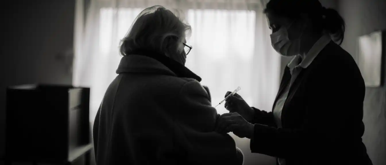 В Буинском районе 96-летняя Нина Ефремова решила сделать прививку от гриппа прямо во время голосования